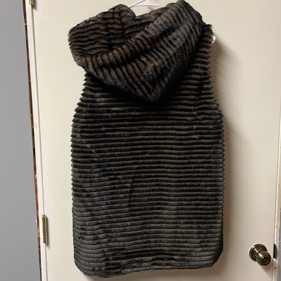 Tahari faux fur vest with hood - Picture 2 of 3